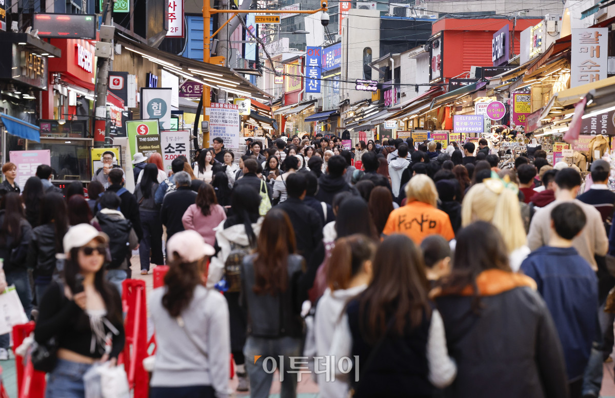 ▲핼러윈데이인 31일 서울 마포구 홍대거리가 시민들로 북적이고 있다. 조현호 기자 hyunho@