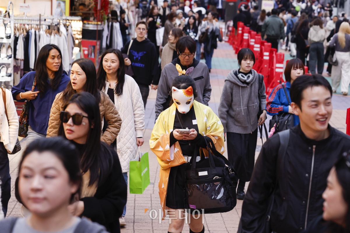 ▲핼러윈데이인 31일 서울 마포구 홍대거리에서 핼러윈 분장을 한 시민들이 발걸음을 옮기고 있다. 조현호 기자 hyunho@