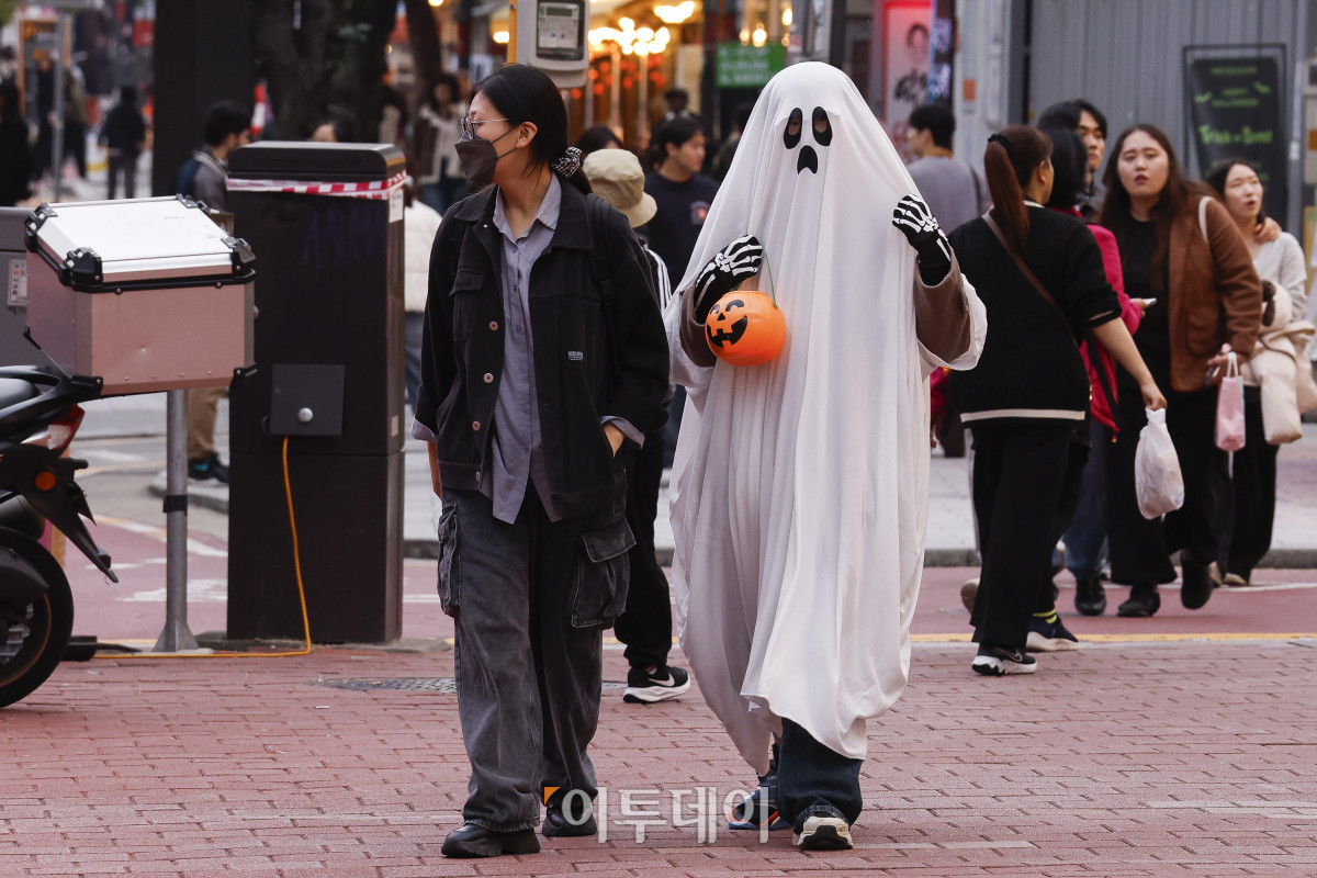 ▲핼러윈데이인 31일 서울 마포구 홍대거리에서 핼러윈 분장을 한 시민들이 발걸음을 옮기고 있다. 조현호 기자 hyunho@
