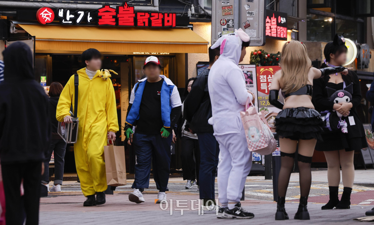 ▲핼러윈데이인 31일 서울 마포구 홍대거리에서 핼러윈 분장을 한 시민들이 발걸음을 옮기고 있다. 조현호 기자 hyunho@