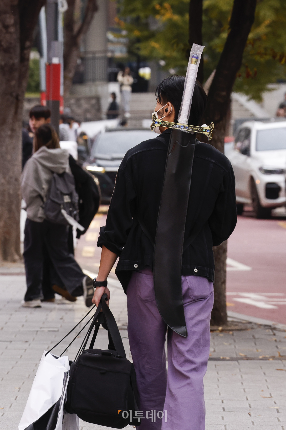 ▲핼러윈데이인 31일 서울 마포구 홍대거리에서 핼러윈 분장을 한 시민들이 발걸음을 옮기고 있다. 조현호 기자 hyunho@