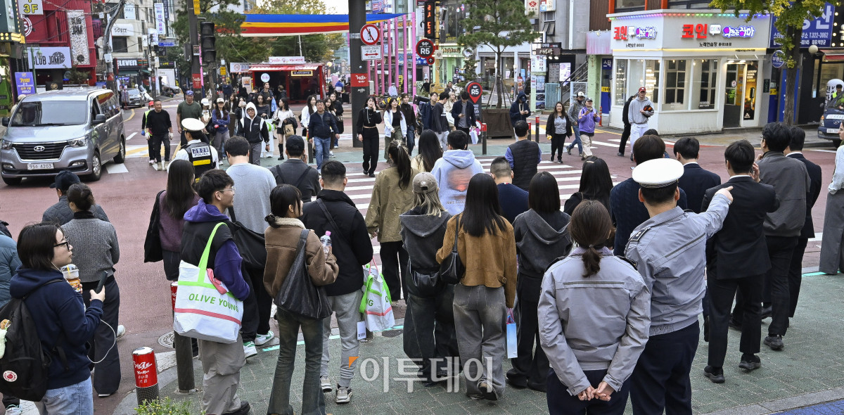 ▲핼러윈데이인 31일 서울 마포구 홍대거리에서 경찰들이 인파 관리를 하고 있다. 조현호 기자 hyunho@