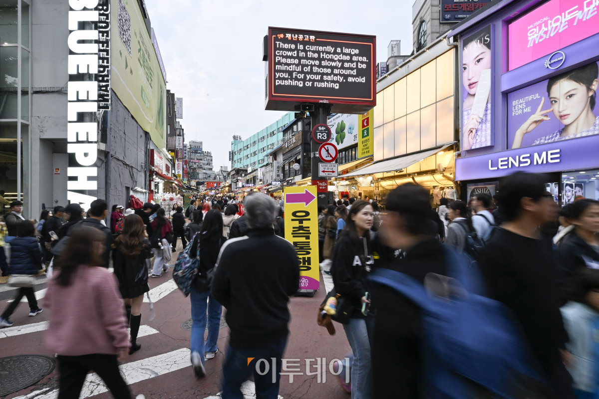 ▲핼러윈데이인 31일 서울 마포구 홍대거리가 시민들로 북적이고 있다. 조현호 기자 hyunho@