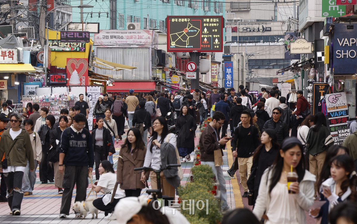 ▲핼러윈데이인 31일 서울 마포구 홍대거리가 시민들로 북적이고 있다. 조현호 기자 hyunho@