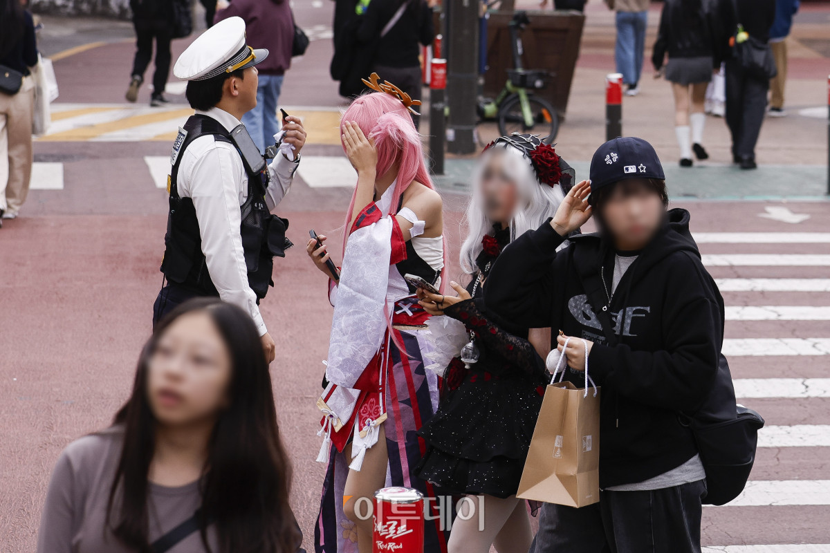 ▲핼러윈데이인 31일 서울 마포구 홍대거리에서 경찰이 인파 관리를 하고 있다. 조현호 기자 hyunho@