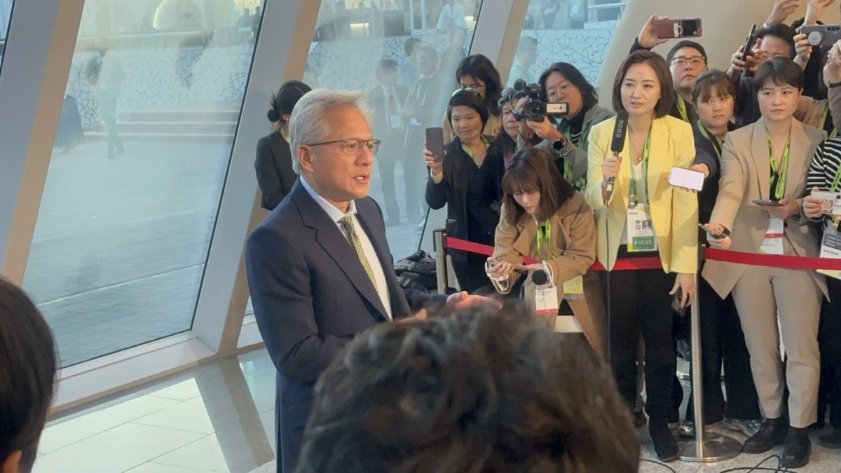 ▲젠슨 황 엔비디아 최고경영자(CEO)가 ‘APEC 서밋 CEO’ 마지막 날인 31일 경주 예술의전당에서 취재진의 질문에 답하고 있다. (경주=이수진 기자)