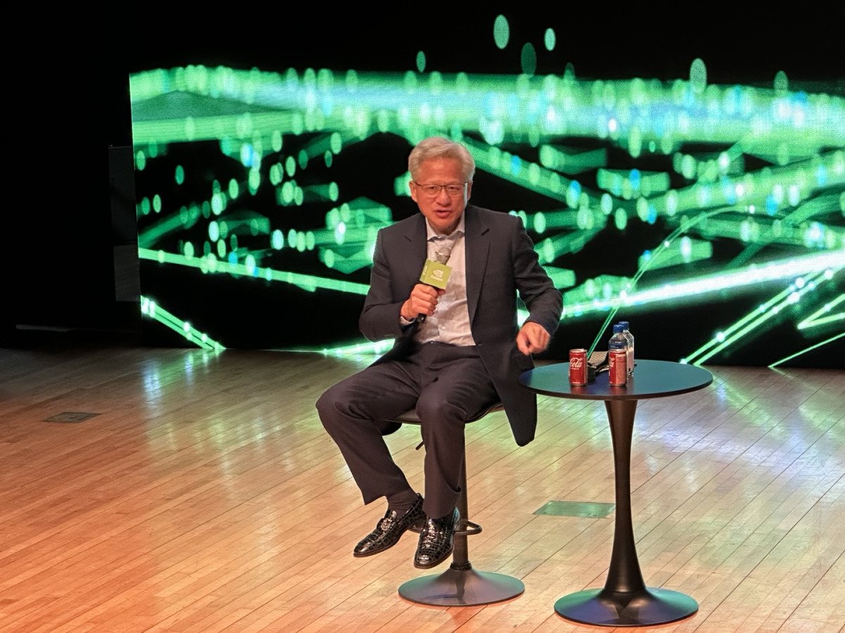 ▲젠슨 황 엔비디아 최고경영자(CEO)가 ‘APEC 서밋 CEO’ 마지막 날인 31일 경주 예술의전당에서 진행된 엔비디아 기자간담회에서 취재진의 질문에 답하고 있다. (경주=이수진 기자)