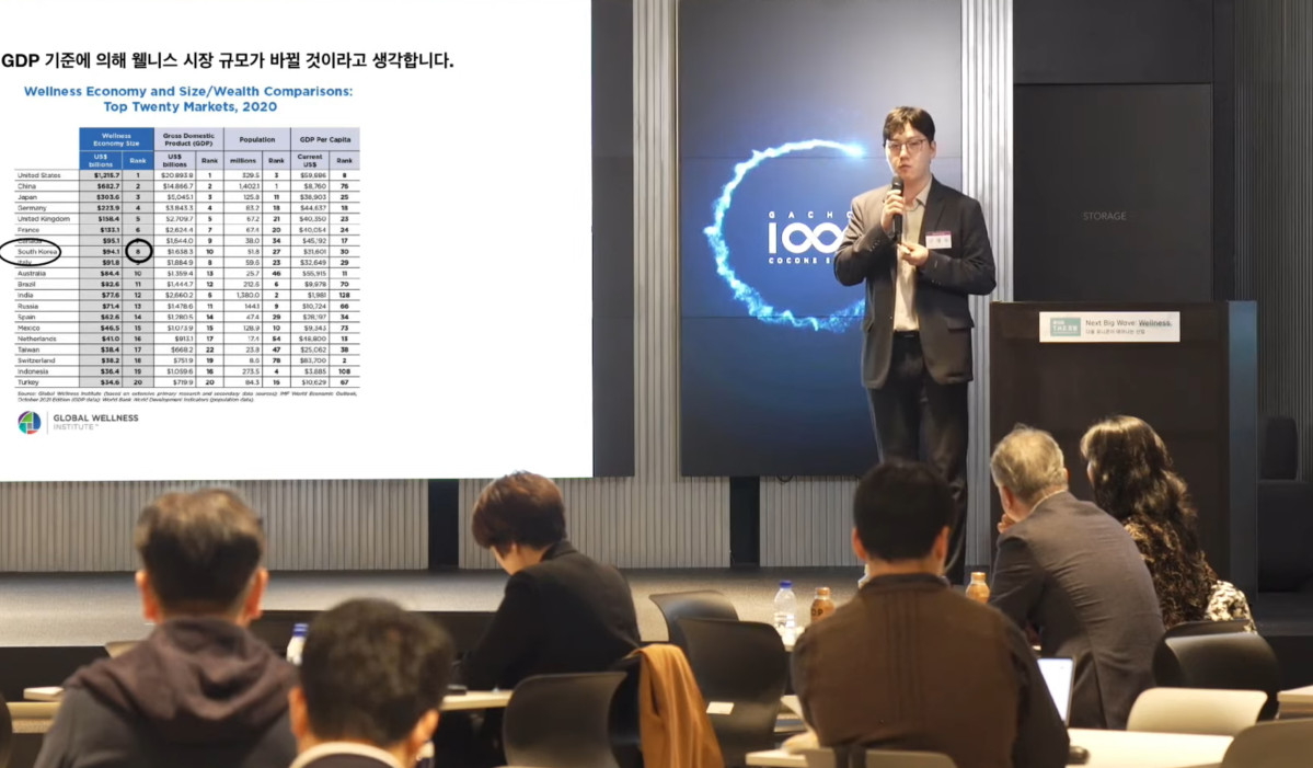 ▲가천대학교 스타트업칼리지가 주최한 ‘제12회 GCS THE Forum’에서 신재욱 헤세드릿지 대표가 ‘B2B 웰니스 비즈니스의 현장 전략’을 주제로 발표하고 있다. 그는 현장의 끈기를 강조하며 고객의 ‘진짜 소비하는 이유’를 찾아야 한다고 강조했다.