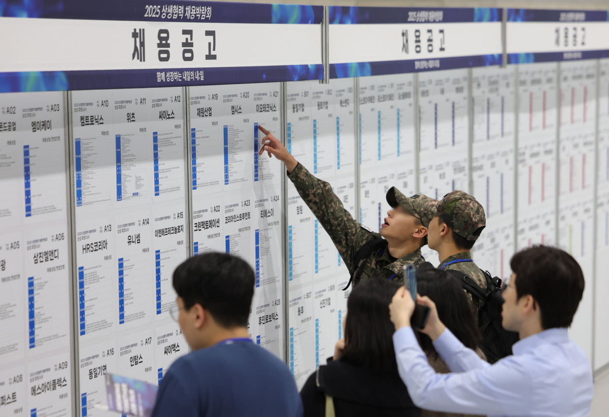 ▲21일 서울 강서구 코엑스마곡에서 열린 2025 상생협력 채용박람회에서 구직자들이 채용 공고 게시판을 살펴보고 있다. (뉴시스)
