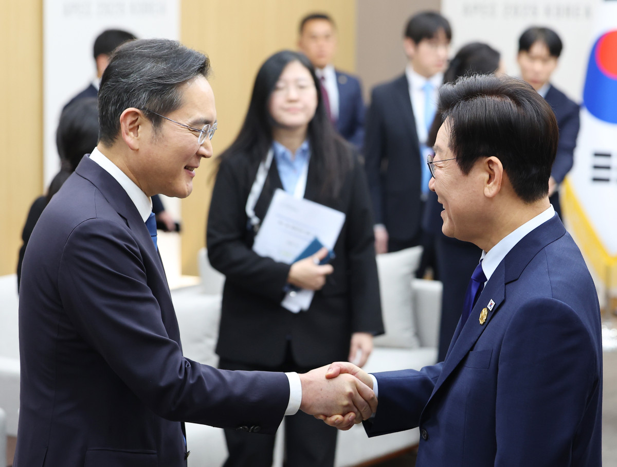 ▲이재명 대통령이 31일 APEC 정상회의장인 경주화백컨벤션센터에서 열린 젠슨 황 엔비디아 최고경영자와의 면담에 참석한 이재용 삼성전자 회장을 맞이하고 있다.  (연합뉴스)