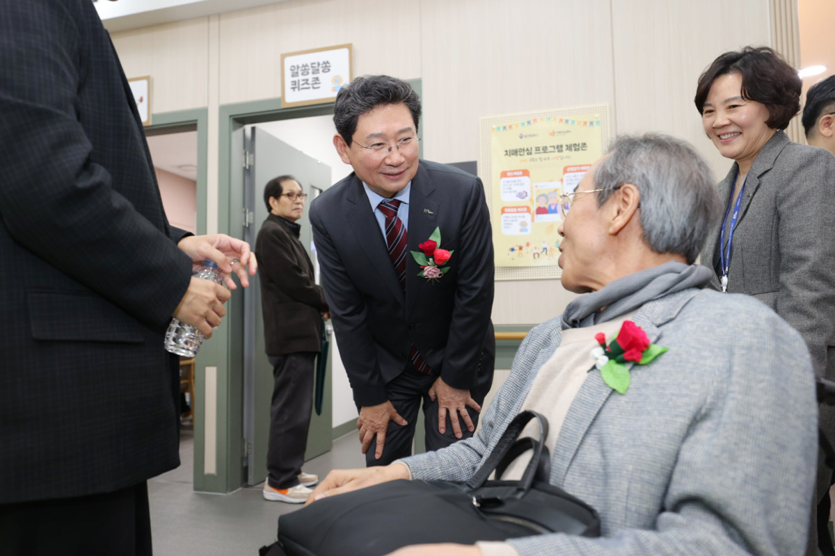 ▲이상일 용인특례시장이 수지구치매안심센터에서 휠체어를 이용하는 어르신에게 다정하게 안부인사를 하고있다. (용인특례시)