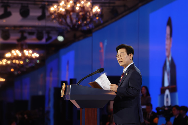 ▲이재명 대통령이 31일 경북 경주시 라한셀렉트호텔에서 열린 2025 아시아태평양경제협력체(APEC) 정상회의 갈라만찬에서 만찬사를 하고 있다. (연합뉴스)