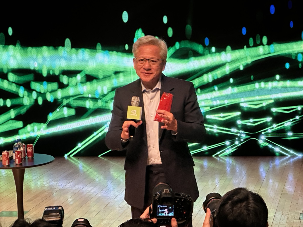 ▲젠슨 황 엔비디아 최고경영자(CEO)가 ‘APEC 서밋 CEO’ 마지막 날인 31일 경주 예술의전당에서 진행된 엔비디아 기자간담회에서 취재진의 질문에 답하고 있다. 손에 든 것은 과자 ‘빼빼로’. (경주=이수진 기자)