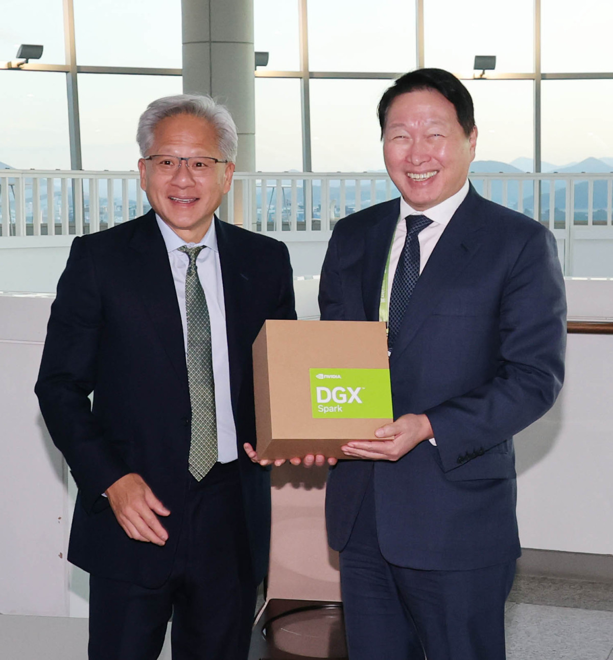 ▲최태원 대한상공회의소 회장(SK그룹 회장, 오른쪽)과 젠슨 황 엔비디아 최고경영자(CEO)가 31일 경주 예술의전당에서 만나 기념촬영을 하고 있다. (사진제공-대한상공회의소)