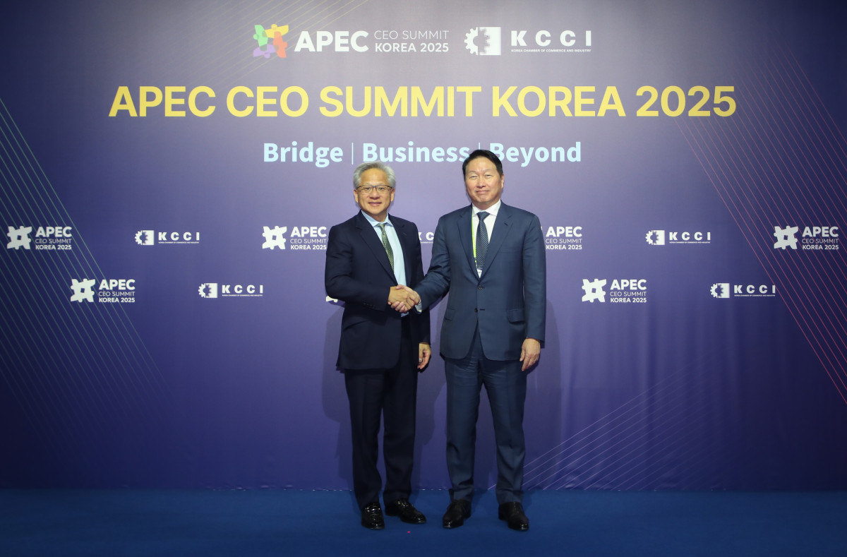 ▲최태원 대한상공회의소 회장(SK그룹 회장, 오른쪽)과 젠슨 황 엔비디아 최고경영자(CEO)가 31일 경주 예술의전당에서 만나 기념촬영을 하고 있다. (사진제공-대한상공회의소)