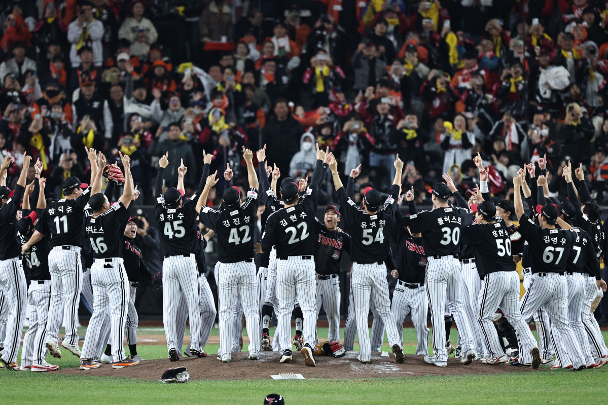 ▲LG 트윈스 선수들이 31일 대전한화생명볼파크에서 열린 2025 프로야구 KBO리그 포스트시즌 한국시리즈 한화 이글스와의 5차전에서 승리하며 통합 우승을 차지한 뒤 기뻐하고 있다. (연합뉴스)