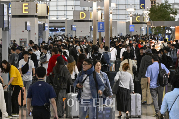 ▲올해 추석 연휴 기간 인천공항을 통해 해외를 오가는 이용객이 245만명에 달할 것으로 보인다. 이번 추석은 개천절(10월3일)과 추석 연휴(8~9일), 한글날(9일)이 겹친 ‘황금연휴’로 10월 10일 하루만 연차를 사용하면 최대 열흘간의 휴가가 가능하다. 이 기간 하루평균 이용객은 22만3000명으로 역대 최대였던 올 하계 성수기(하루 21만8000명)보다 2.3% 증가할 것으로 예상된다. 1일 인천국제공항 제1여객터미널이 이용객들로 붐비고 있다. 조현호 기자 hyunho@