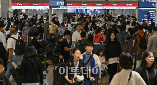 ▲올해 추석 연휴 기간 인천공항을 통해 해외를 오가는 이용객이 245만명에 달할 것으로 보인다. 이번 추석은 개천절(10월3일)과 추석 연휴(8~9일), 한글날(9일)이 겹친 ‘황금연휴’로 10월 10일 하루만 연차를 사용하면 최대 열흘간의 휴가가 가능하다. 이 기간 하루평균 이용객은 22만3000명으로 역대 최대였던 올 하계 성수기(하루 21만8000명)보다 2.3% 증가할 것으로 예상된다. 1일 인천국제공항 제1여객터미널이 이용객들로 붐비고 있다. 조현호 기자 hyunho@