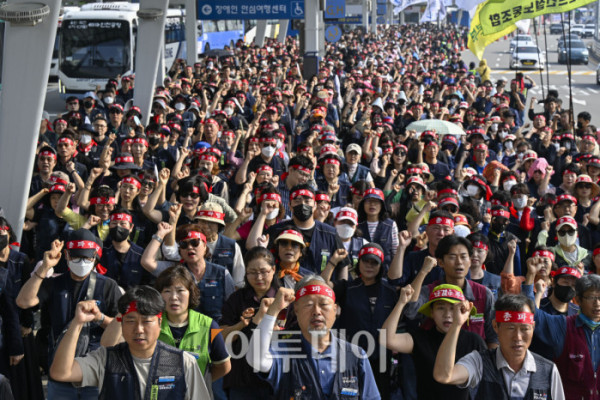 ▲전국민주노동조합총연맹 공공운수노조 인천공항지역지부 조합원들이 1일 인천국제공항 제1여객터미널에서 열린 2025년 총파업 결의대회에서 구호를 외치고 있다. 조현호 기자 hyunho@