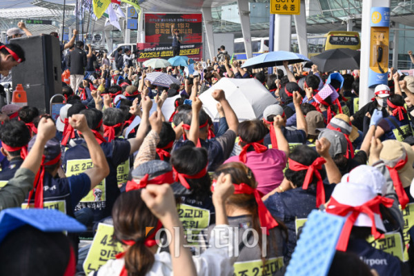 ▲전국민주노동조합총연맹 공공운수노조 인천공항지역지부 조합원들이 1일 인천국제공항 제1여객터미널에서 열린 2025년 총파업 결의대회에서 구호를 외치고 있다. 조현호 기자 hyunho@