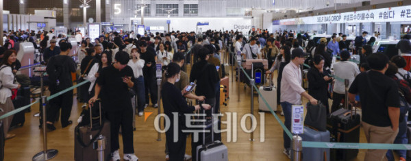 ▲올해 추석 연휴 기간 인천공항을 통해 해외를 오가는 이용객이 245만명에 달할 것으로 보인다. 이번 추석은 개천절(10월3일)과 추석 연휴(8~9일), 한글날(9일)이 겹친 ‘황금연휴’로 10월 10일 하루만 연차를 사용하면 최대 열흘간의 휴가가 가능하다. 이 기간 하루평균 이용객은 22만3000명으로 역대 최대였던 올 하계 성수기(하루 21만8000명)보다 2.3% 증가할 것으로 예상된다. 1일 인천국제공항 제1여객터미널이 이용객들로 붐비고 있다. 조현호 기자 hyunho@