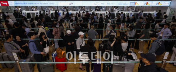 ▲올해 추석 연휴 기간 인천공항을 통해 해외를 오가는 이용객이 245만명에 달할 것으로 보인다. 이번 추석은 개천절(10월3일)과 추석 연휴(8~9일), 한글날(9일)이 겹친 ‘황금연휴’로 10월 10일 하루만 연차를 사용하면 최대 열흘간의 휴가가 가능하다. 이 기간 하루평균 이용객은 22만3000명으로 역대 최대였던 올 하계 성수기(하루 21만8000명)보다 2.3% 증가할 것으로 예상된다. 1일 인천국제공항 제1여객터미널이 이용객들로 붐비고 있다. 조현호 기자 hyunho@