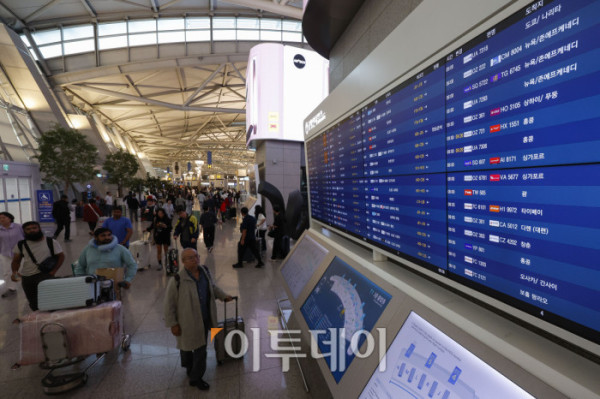 ▲올해 추석 연휴 기간 인천공항을 통해 해외를 오가는 이용객이 245만명에 달할 것으로 보인다. 이번 추석은 개천절(10월3일)과 추석 연휴(8~9일), 한글날(9일)이 겹친 ‘황금연휴’로 10월 10일 하루만 연차를 사용하면 최대 열흘간의 휴가가 가능하다. 이 기간 하루평균 이용객은 22만3000명으로 역대 최대였던 올 하계 성수기(하루 21만8000명)보다 2.3% 증가할 것으로 예상된다. 1일 인천국제공항 제1여객터미널이 이용객들로 붐비고 있다. 조현호 기자 hyunho@