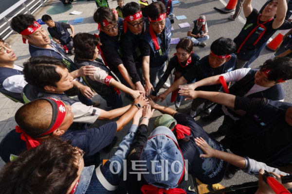 ▲전국민주노동조합총연맹 공공운수노조 인천공항지역지부 조합원들이 1일 인천국제공항 제1여객터미널에서 열린 2025년 총파업 결의대회 시작에 앞서 손을 모아 화이팅을 외치고 있다. 조현호 기자 hyunho@