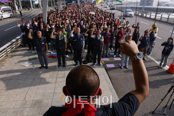 ▲전국민주노동조합총연맹 공공운수노조 인천공항지역지부 조합원들이 1일 인천국제공항 제1여객터미널에서 열린 2025년 총파업 결의대회에서 구호를 외치고 있다. 조현호 기자 hyunho@