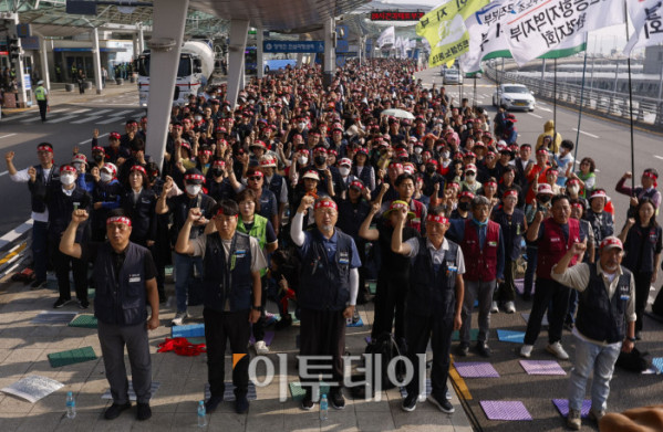 ▲전국민주노동조합총연맹 공공운수노조 인천공항지역지부 조합원들이 1일 인천국제공항 제1여객터미널에서 열린 2025년 총파업 결의대회에서 구호를 외치고 있다. 조현호 기자 hyunho@