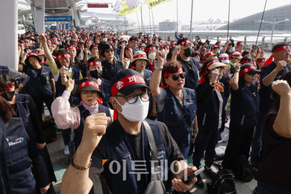 ▲전국민주노동조합총연맹 공공운수노조 인천공항지역지부 조합원들이 1일 인천국제공항 제1여객터미널에서 열린 2025년 총파업 결의대회에서 구호를 외치고 있다. 조현호 기자 hyunho@