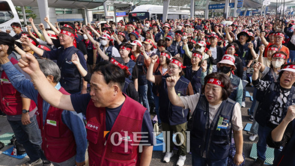 ▲전국민주노동조합총연맹 공공운수노조 인천공항지역지부 조합원들이 1일 인천국제공항 제1여객터미널에서 열린 2025년 총파업 결의대회에서 구호를 외치고 있다. 조현호 기자 hyunho@