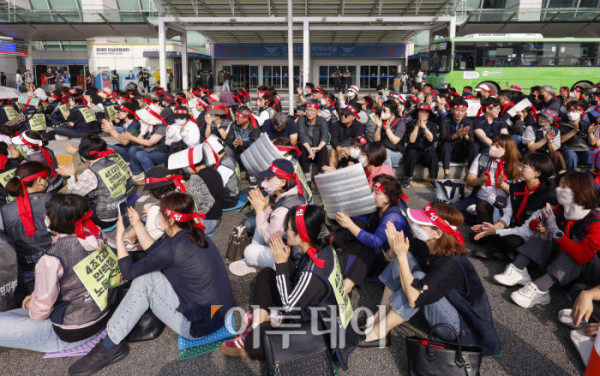▲전국민주노동조합총연맹 공공운수노조 인천공항지역지부 조합원들이 1일 인천국제공항 제1여객터미널에서 열린 2025년 총파업 결의대회를 하고 있다. 조현호 기자 hyunho@