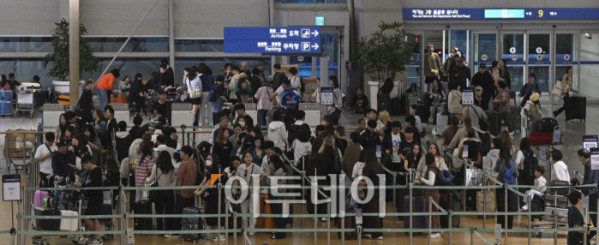 ▲올해 추석 연휴 기간 인천공항을 통해 해외를 오가는 이용객이 245만명에 달할 것으로 보인다. 이번 추석은 개천절(10월3일)과 추석 연휴(8~9일), 한글날(9일)이 겹친 ‘황금연휴’로 10월 10일 하루만 연차를 사용하면 최대 열흘간의 휴가가 가능하다. 이 기간 하루평균 이용객은 22만3000명으로 역대 최대였던 올 하계 성수기(하루 21만8000명)보다 2.3% 증가할 것으로 예상된다. 1일 인천국제공항 제1여객터미널이 이용객들로 붐비고 있다. 조현호 기자 hyunho@