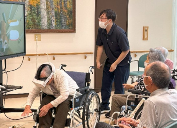 ▲'언제나 완짱'을 통해 가상 반려동물과 교감 중인 일본 요양시설 이용자들.(레메디·앤드·컴퍼니 제공)