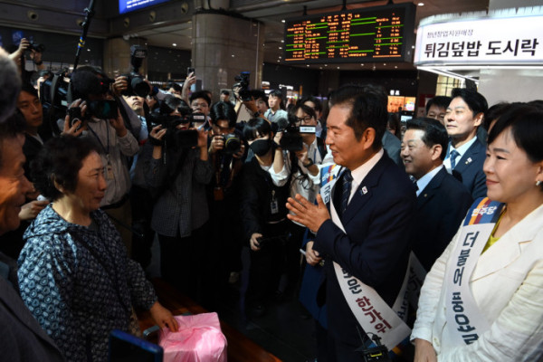 ▲정청래 더불어민주당 대표를 비롯한 민주당 지도부가 2일 오전 용산역을 찾아 귀성길에 나선 시민들에게 인사하고 있다. 2025.10.2. 곽성호기자