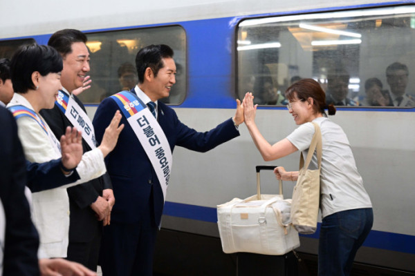 ▲정청래 더불어민주당 대표와 김병기 원내대표를 비롯한 지도부가 추석 연휴를 하루 앞둔 2일 서울 용산역에서 귀성객들에게 인사를 하고 있다. 신태현 기자 holjjak@