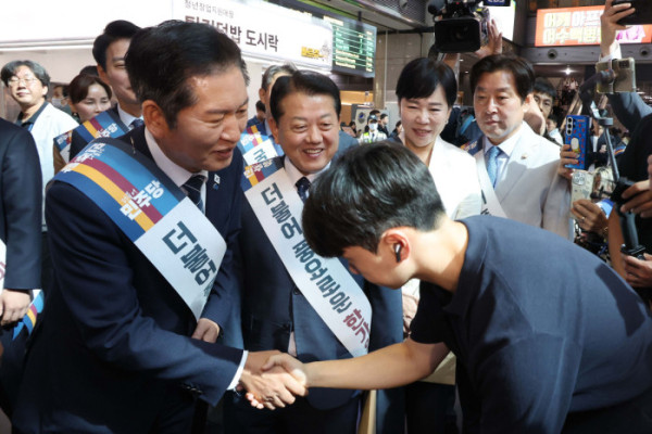 ▲정청래 더불어민주당 대표와 김병기 원내대표를 비롯한 지도부가 추석 연휴를 하루 앞둔 2일 서울 용산역에서 귀성객들에게 인사를 하고 있다. 신태현 기자 holjjak@