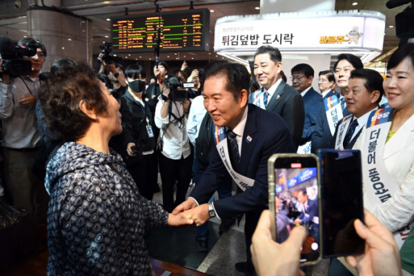 ▲정청래 더불어민주당 대표와 김병기 원내대표를 비롯한 지도부가 추석 연휴를 하루 앞둔 2일 서울 용산역에서 귀성객들에게 인사를 하고 있다. 신태현 기자 holjjak@