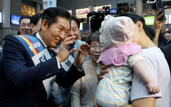 ▲정청래 더불어민주당 대표와 김병기 원내대표를 비롯한 지도부가 추석 연휴를 하루 앞둔 2일 서울 용산역에서 귀성객들에게 인사를 하고 있다. 신태현 기자 holjjak@