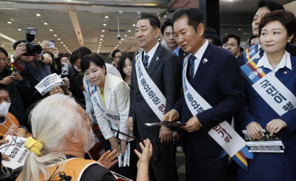 ▲정청래 더불어민주당 대표와 김병기 원내대표를 비롯한 지도부가 2일 서울 용산역에서 전국장애인차별철폐연대(전장연)의 요구안을 듣고 있다. 신태현 기자 holjjak@