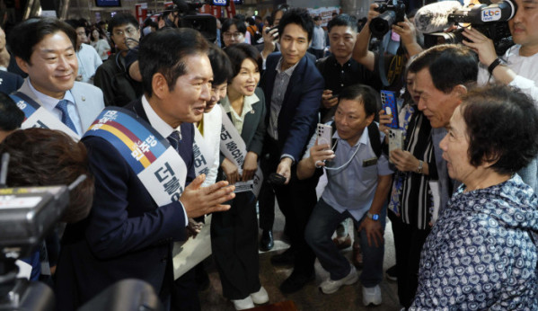 ▲정청래 더불어민주당 대표와 김병기 원내대표를 비롯한 지도부가 추석 연휴를 하루 앞둔 2일 서울 용산역에서 귀성객들에게 인사를 하고 있다. 신태현 기자 holjjak@