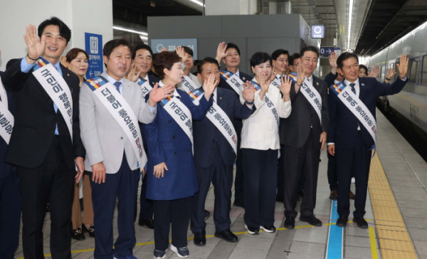▲정청래 더불어민주당 대표와 김병기 원내대표를 비롯한 지도부가 추석 연휴를 하루 앞둔 2일 서울 용산역에서 귀성객들에게 인사를 하고 있다. 신태현 기자 holjjak@