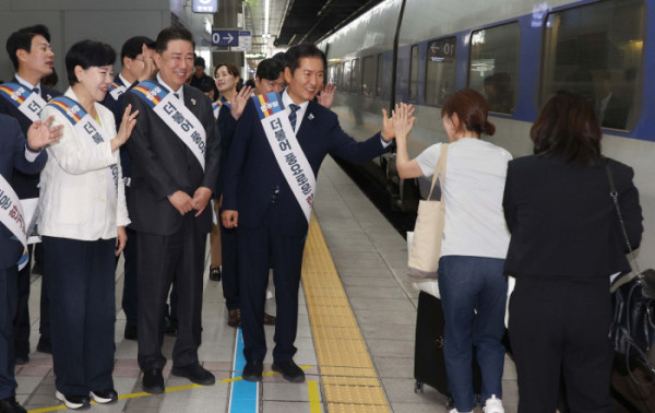 ▲정청래 더불어민주당 대표와 김병기 원내대표를 비롯한 지도부가 추석 연휴를 하루 앞둔 2일 서울 용산역에서 귀성객들에게 인사를 하고 있다. 신태현 기자 holjjak@