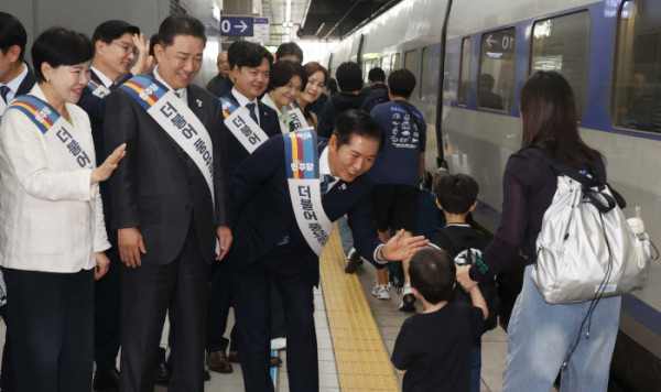 ▲정청래 더불어민주당 대표와 김병기 원내대표를 비롯한 지도부가 추석 연휴를 하루 앞둔 2일 서울 용산역에서 귀성객들에게 인사를 하고 있다. 신태현 기자 holjjak@