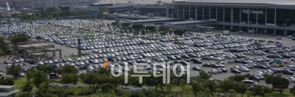 ▲추석 연휴를 하루 앞둔 2일 서울 강서구 김포공항 국내선 청사 주차장이 차량으로 붐비고 있다. 조현호 기자 hyunho@