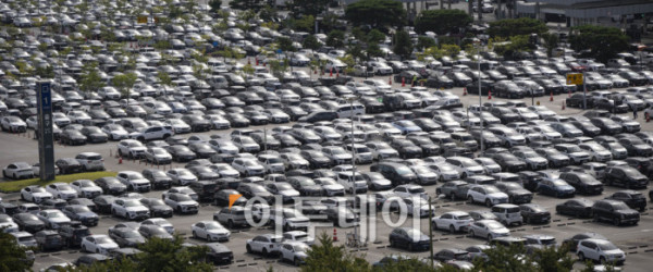▲추석 연휴를 하루 앞둔 2일 서울 강서구 김포공항 국내선 청사 주차장이 차량으로 붐비고 있다. 조현호 기자 hyunho@