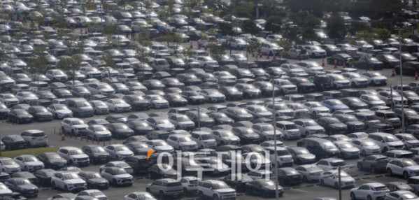 ▲추석 연휴를 하루 앞둔 2일 서울 강서구 김포공항 국내선 청사 주차장이 차량으로 붐비고 있다. 조현호 기자 hyunho@