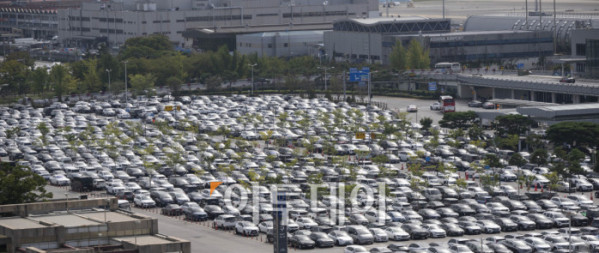 ▲추석 연휴를 하루 앞둔 2일 서울 강서구 김포공항 국내선 청사 주차장이 차량으로 붐비고 있다. 조현호 기자 hyunho@