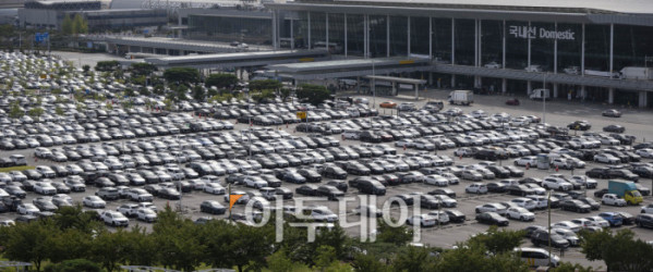 ▲추석 연휴를 하루 앞둔 2일 서울 강서구 김포공항 국내선 청사 주차장이 차량으로 붐비고 있다. 조현호 기자 hyunho@